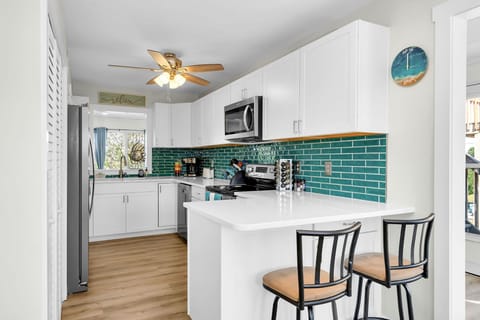Kitchen with breakfast bar 