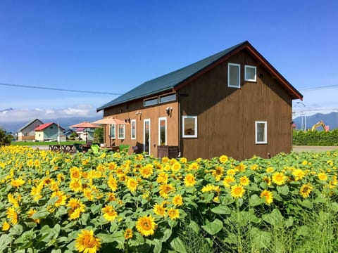 ・[Main Cottage] There is an open deck that can be entered and exited from the room.