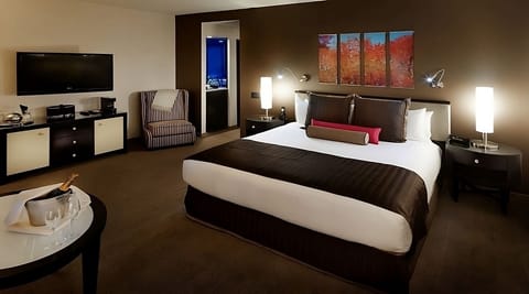 Stretch out after sightseeing in this spacious, quiet bedroom.