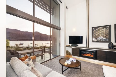 Lounge I Balcony with lake and mountain views