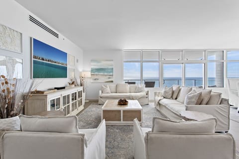 1900 Ninety Eight 802 Living Room