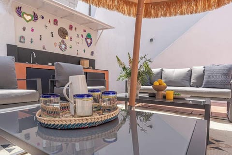 Área de estar en patio trasero. | Living area in the backyard.