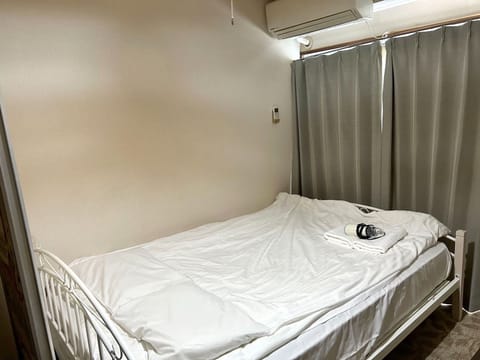 ・[404/Indoor] 1 bed is installed. Relax in comfortable air-conditioned rooms