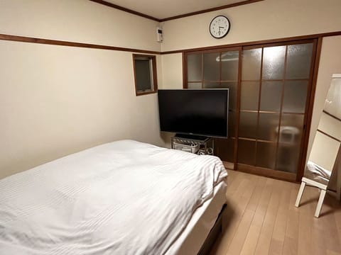 ・[302・Bedroom] A large-screen TV and a full-length mirror are installed in the clean and spacious bedroom.