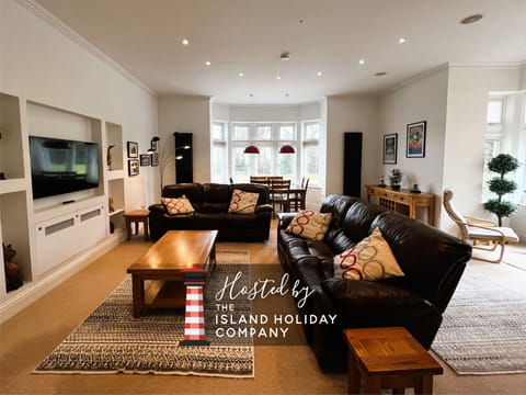 View the charming exterior of 2 Shanklin Manor, located in the heart of Shanklin on the Isle of Wight, perfect for a relaxing holiday stay.