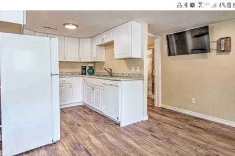 Spacious kitchen and living area - Great Falls Designer Cottage