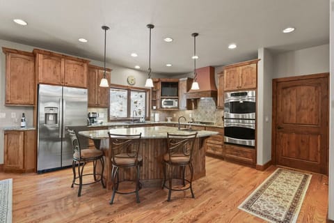 Large Eat-in Kitchen with Double Oven, Keurig (K-Cups & Drip Coffee), Large Fridge and Microwave