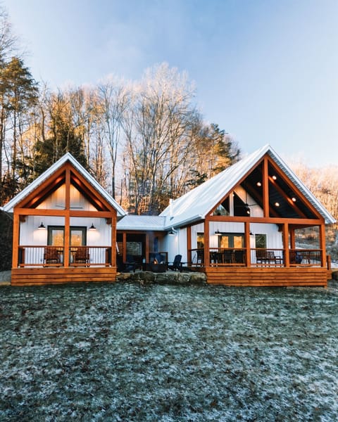 Scenic in any season, enjoy your morning coffee from the main deck, or from the private deck off of the front king suite ☕️