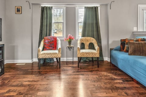 Floor, Flooring, Hardwood, Indoors, Furniture