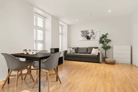 Welcome to Bakkegaten!

Newly renovated and stylishly decorated space, designed with our Airbnb guests in mind.