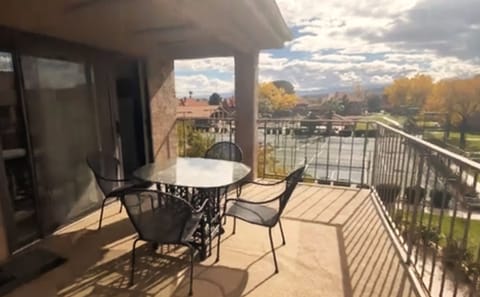 Balcony table with view of tennis courts