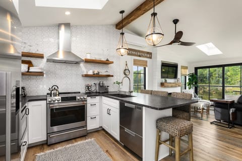 a6fd0cb4-770b-424d-954a-a0052231c451