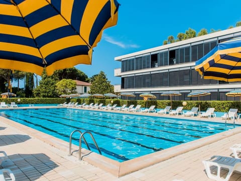 Building, Sky, Cloud, Daytime, Property, Window, Urban Design, Neighbourhood, Residential Area, City