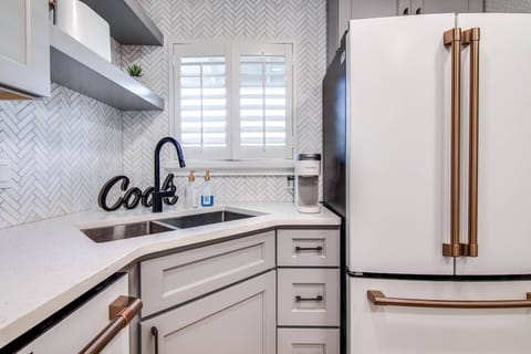 Great kitchen with all the necessities & more for making the perfect meal!