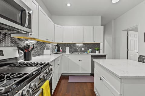 Modern Kitchen/Essentials