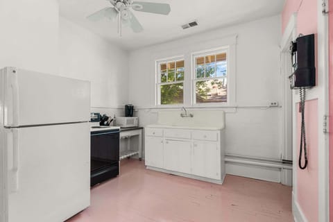 The Kitchen That Feeds Your Soul.

Kitchen - Unit C