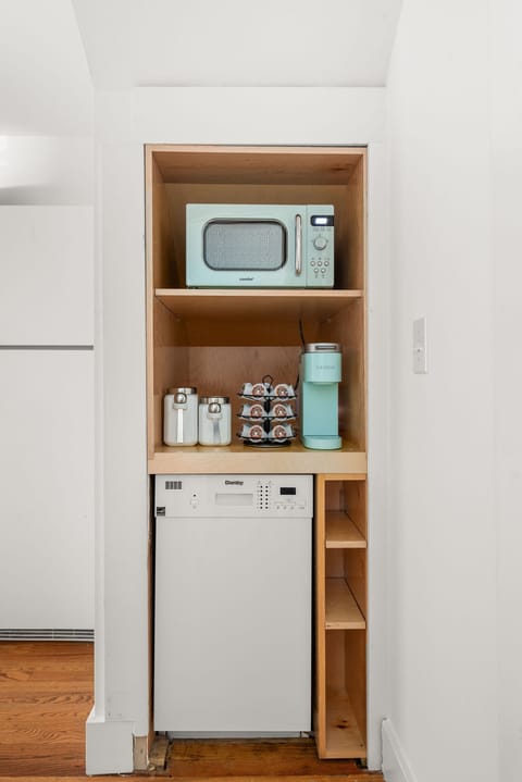 
Keurig coffee machine, microwave, and dishwasher available for use!