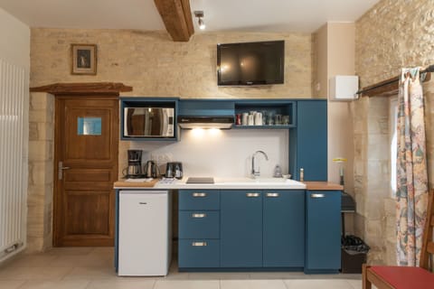 Cuisine vue face (Studio - 1er étage)