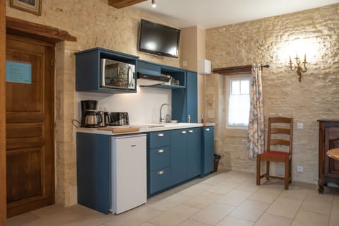 Cuisine vue côté (Studio - 1er étage)