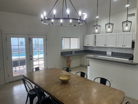 Kitchen & dining room