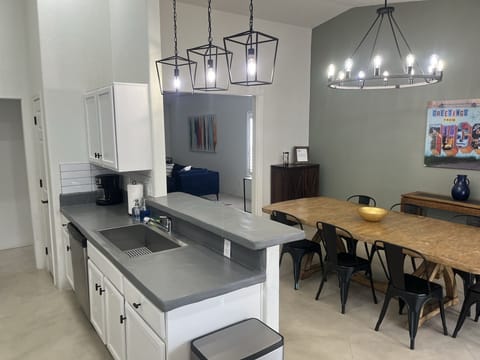 Kitchen & dining room