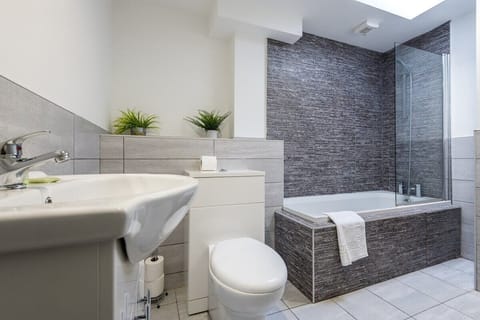 Fleet Nightlife I, Liverpool - Host & Stay