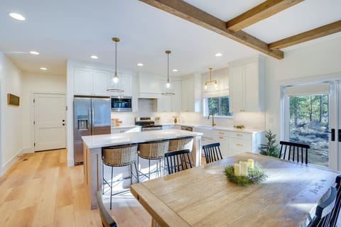 Dining Area | Dishware & Flatware Provided | Central A/C & Heating