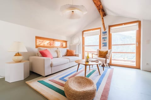 Bellevue living room title pic