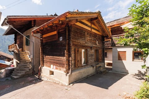 Ptit Chalet outisde 3 - title