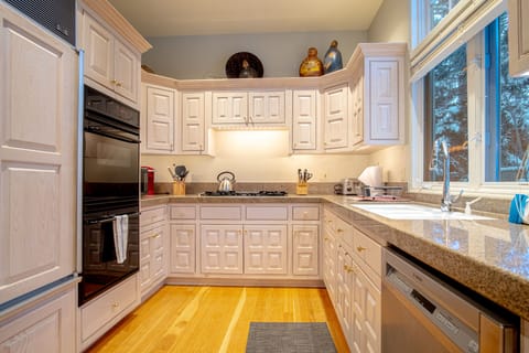 Modern Fully-Equipped Kitchen