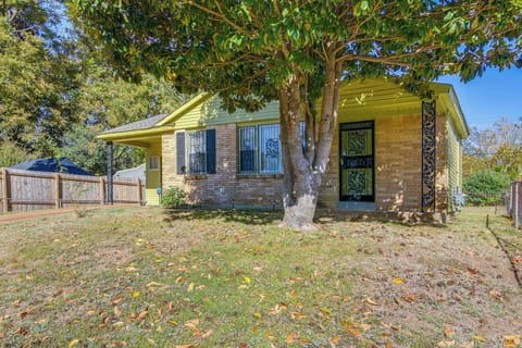 Memphis Vacation Rental | 2BR | 1BA | 1,200 Sq Ft | 2 Steps to Enter