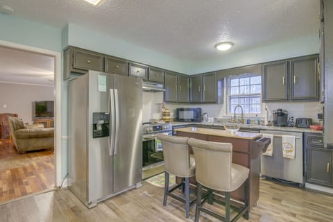 Kitchen | Stainless Steel Appliances w/ Dishwasher | Breakfast Bar | Free WiFi