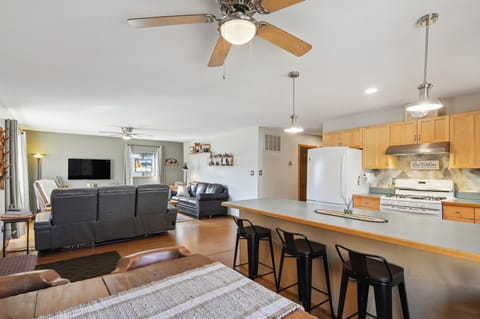 Kitchen | Dining Area | Dishware & Flatware Provided