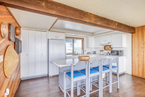 Kitchen with Amenities and Island seating