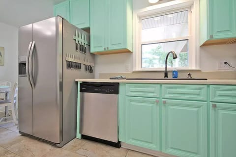 A full set of knives is available for your cooking and dining needs.