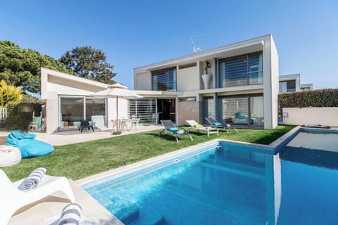 Private pool and sun terrace with loungers — Villa do Casalinho, holiday villa in Sesimbra