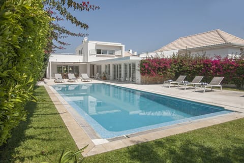 Private pool and sun terrace with loungers — Villa Linda, holiday villa in Sesimbra