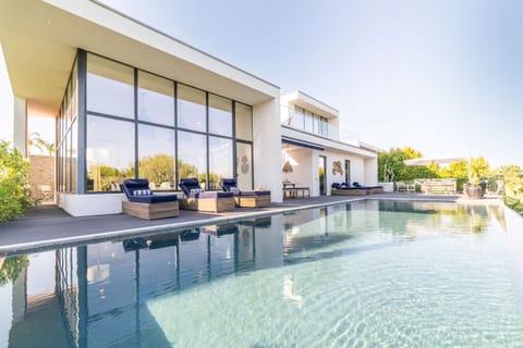 Private pool and sun terrace with loungers — Villa Montchavin, holiday villa in Sesimbra