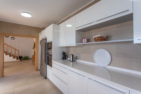 Fully equipped kitchen with all amenities.