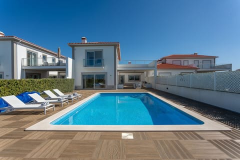 Private pool and wooden sun terrace — Villa del Rey VIII, holiday villa in Óbidos