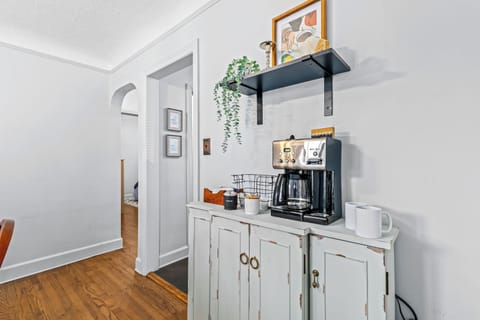 This coffee maker is the perfect way to start your day off right. Wake up to the smell of freshly brewed coffee and enjoy a relaxing morning in this cozy cabin.