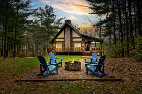 Beautiful log Cabin nestled in the woods!