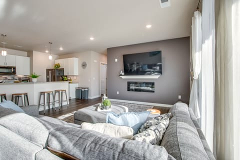 Living Room | Free WiFi | Central Heating & A/C | Smart TV