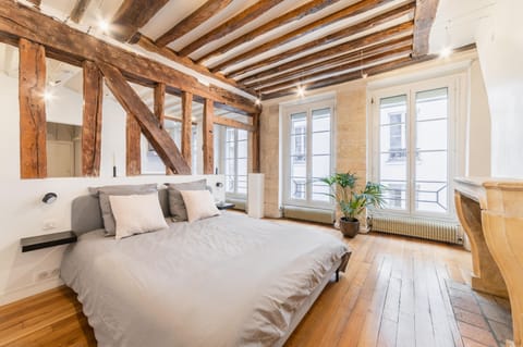 A spacious and bright room renovated by an interior designer.