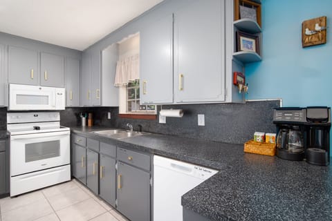 Kitchen, oven, stove, Keurig coffee maker, dishwasher, wifi