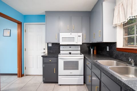 Kitchen, oven, stove, sink, window to back yard and pool, wifi