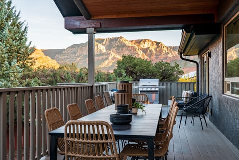 Large family dining with great views on the outdoor deck with BBQ and firepit