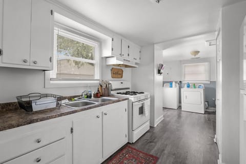 Lavish in bright and beautiful light when cooking and dining in the kitchen