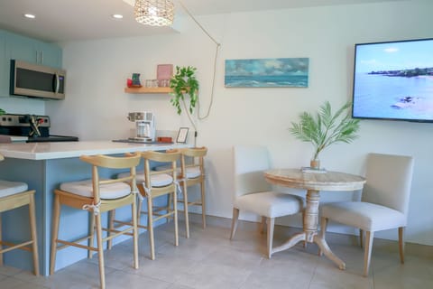 Oversize bar counter & dining table. Everything you need for family get together