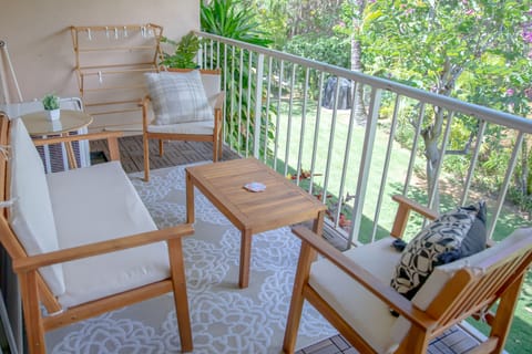 Relax with a tranquil cup of coffee or enjoy an afternoon happy hour onthe lanai